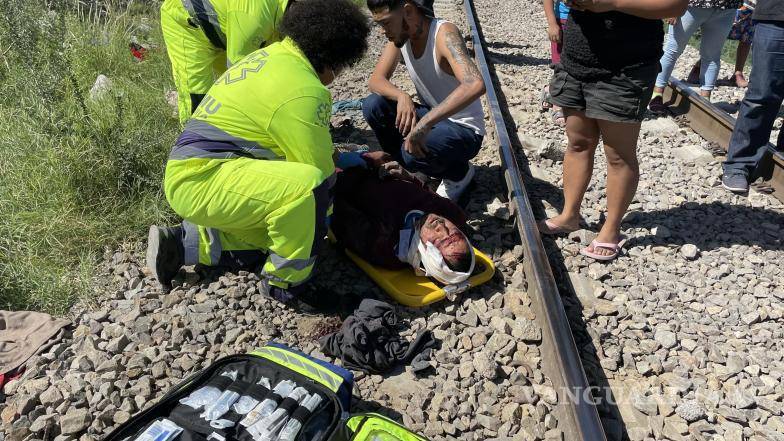 $!Ambulancia atiende a Rafael Eduardo Delgado Espinosa, de 31 años, después de ser golpeado por un tren durante una acalorada pelea.
