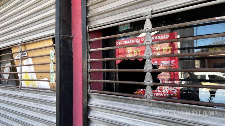 $!Vidrios rotos en la entrada de Morena; el ataque ocurrió en plena reunión de militantes.