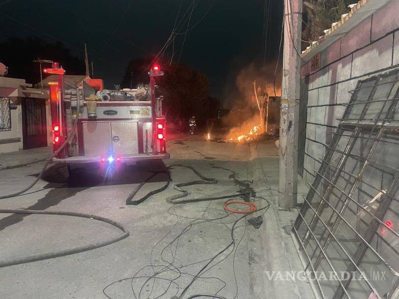 $!Elementos de bomberos trabajaron por más de una hora para controlar las intensas llamas que alcanzaron varios metros de altura y se extendieron rápidamente entre las estructuras de madera en la colonia Universidad Pueblo.
