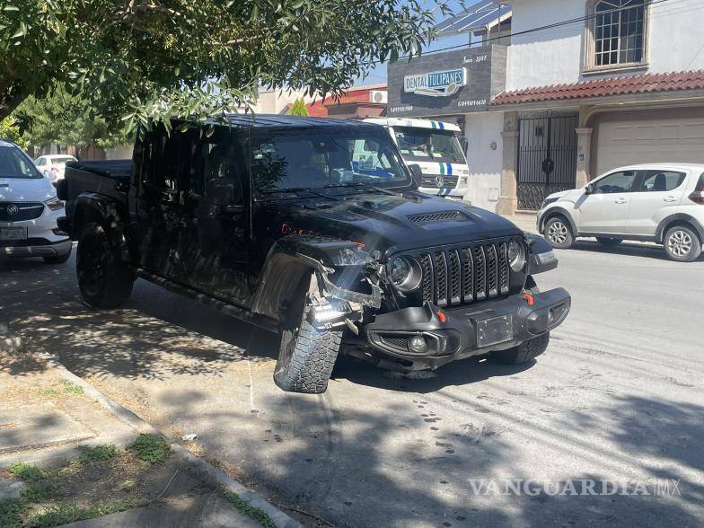 $!Daños visibles en neumáticos delanteros de la camioneta Jeep tras el choque.