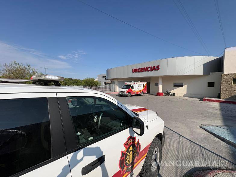 $!Paramédicos de Bomberos brindaron los primeros auxilios al motociclista antes de llevarlo al hospital.