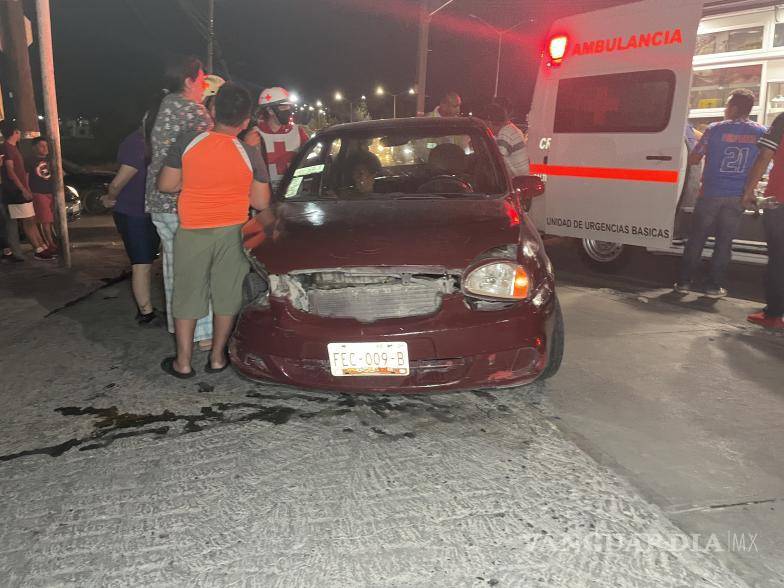 $!Al recibir el llamado, una ambulancia de la Cruz Roja se acercó al lugar.