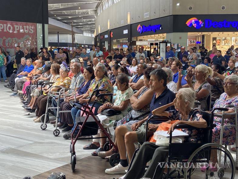 $!Familias monclovenses recibieron sillas de ruedas donadas por el Club Rotario y Tiendas Merco.