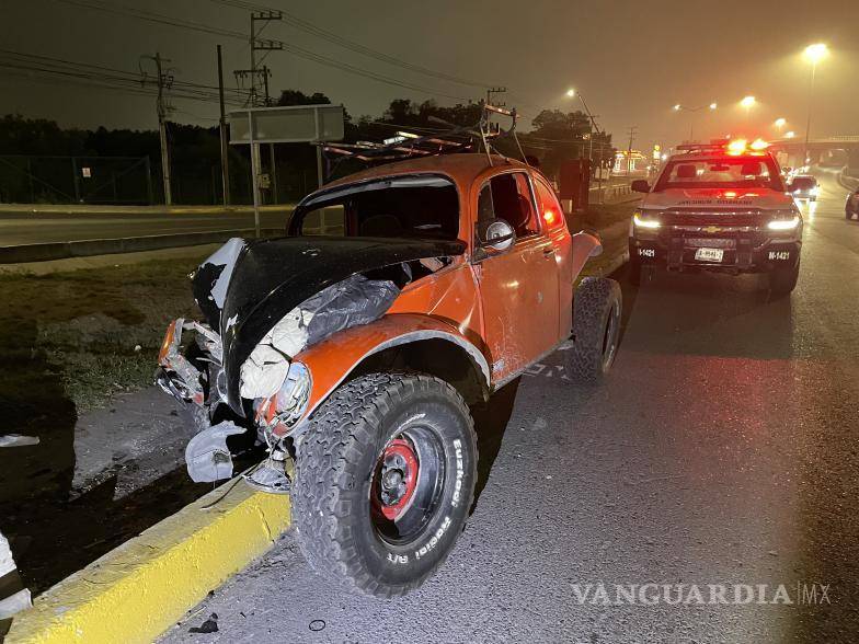$!Los agentes abanderaron la zona y procedieron a detener al conductor, identificado como Eladio, para remitirlo al ministerio público.