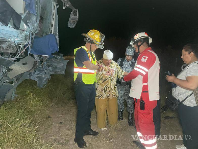 $!El accidente ocurrió en el kilómetro 22 de la carretera libre a Torreón, a la altura del ejido El Caracol.