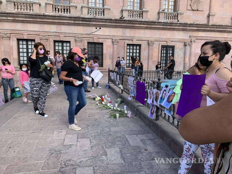 $!Luego de reunirse, algunas de las asistentes hicieron uso de la voz para relatar algunos de los actos de violencia de los que han sido víctimas por parte de hombres, así como se observaron manifestaciones de las irregularidades que cometen las autoridades al presentarse alguno de los casos.