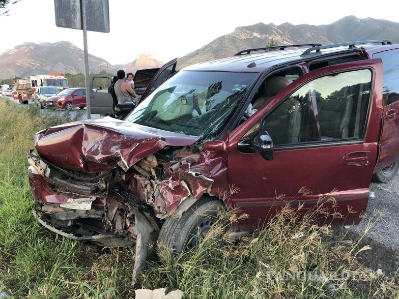 $!La camioneta Chevrolet en la que viajaba una familia que sufrió heridas en el accidente.