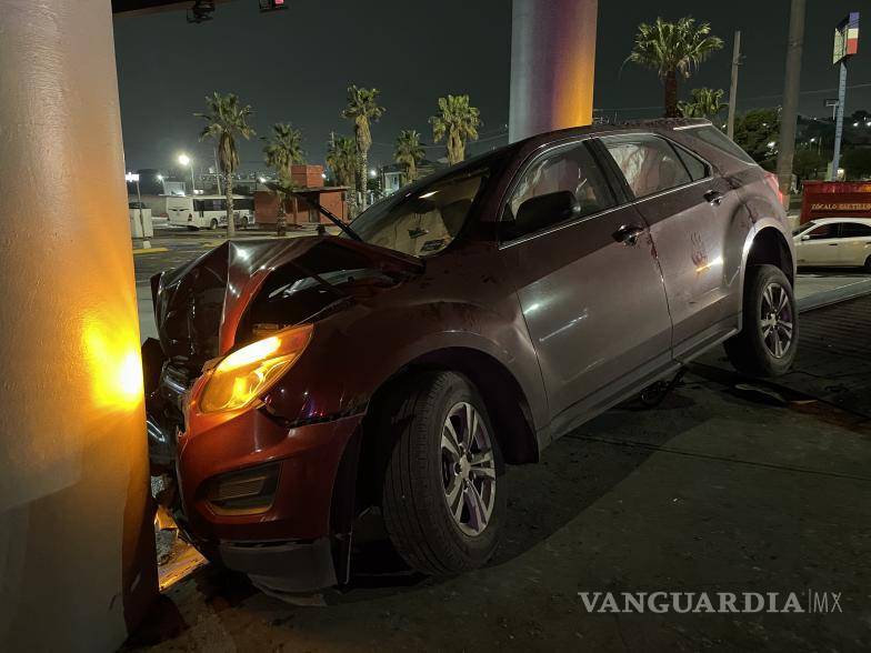 $!Agentes de la Policía Municipal solicitaron el apoyo de una grúa para remolcar el vehículo y llevar a cabo las investigaciones pertinentes en el Ministerio Público.