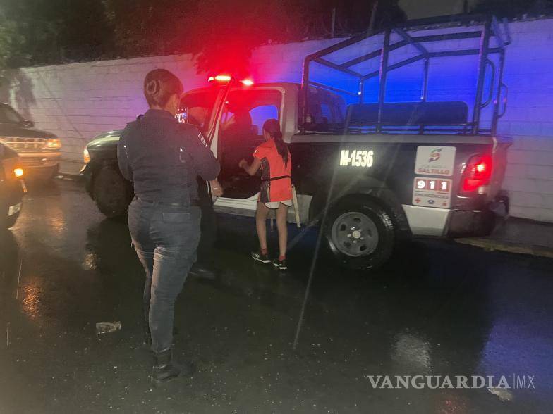 $!Oficiales René Ramírez y Dulce Yazmín Rocha Monsiváis participaron en el resguardo y traslado de la niña a las instalaciones de la Unidad de Integración Familiar para garantizar su seguridad.