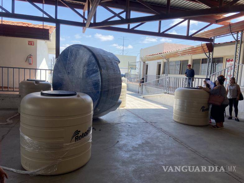 $!Los tinacos garantizan la limpieza del agua para la comunidad en estos tiempos de altas temperaturas.