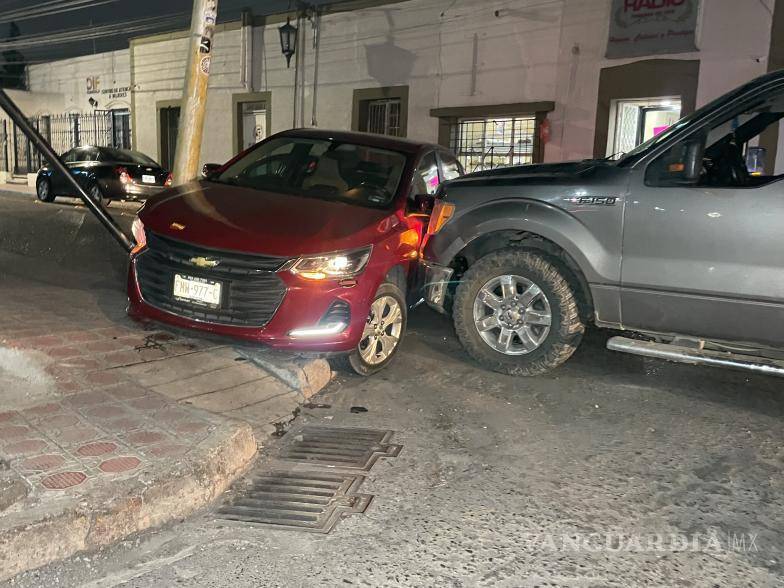 $!Dos menores que viajaban como acompañantes en uno de los vehículos resultaron con golpes y escoriaciones, aunque no fue necesario su traslado a un hospital.