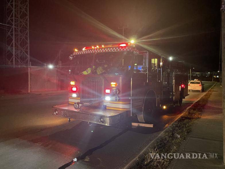 $!Elementos de Bomberos combatieron el incendio en la colonia Morelos, evitando que las llamas alcanzaran las viviendas cercanas.