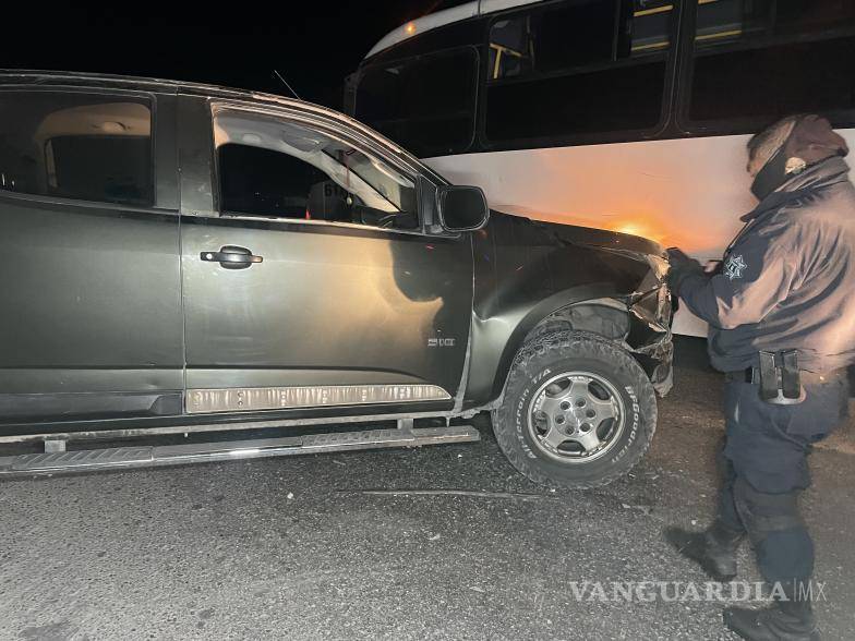 $!Un camión impactó de costado a una pick-up, provocando que esta girara hasta quedar en sentido contrario.