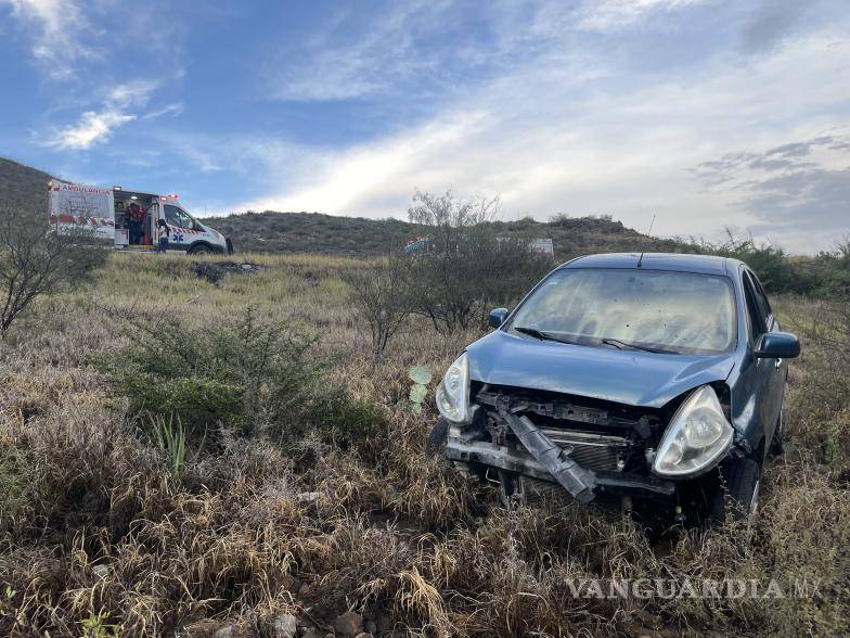 $!El auto terminó con el frente destrozado.