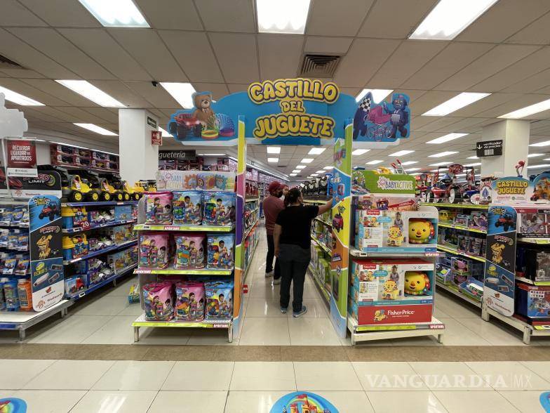 $!Más padres de familia, aseguraron que muñecas que tenían un costo de 300 pesos, ahora se encuentran en 400 pesos.