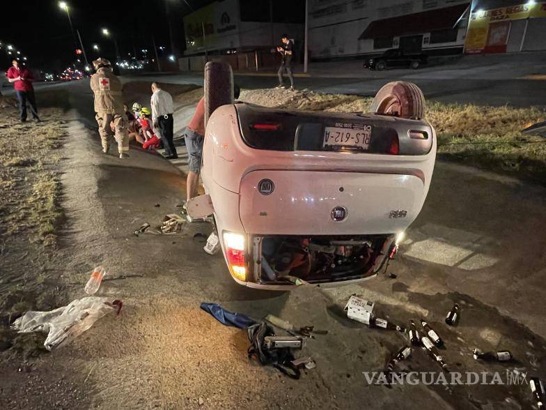$!A pesar de que en el vehículo se encontraban varias botellas de cerveza, se determinó que la mujer no se encontraba en estado de ebriedad.