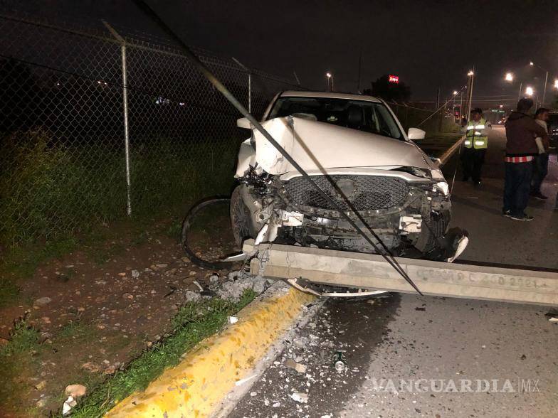 $!El vehículo quedó destrozado tras el impacto con dos postes; la conductora fue llevada a un hospital sin lesiones graves.