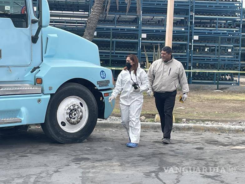 $!Las autoridades informaron que al operador del autotransporte de carga le sobrevino un infarto al miocardio que le quitó a vida.