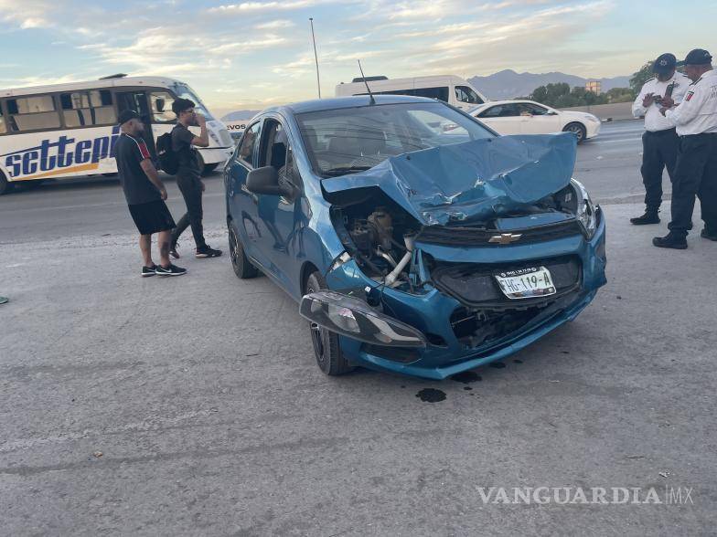 $!Los oficiales de tránsito municipal intervinieron para ordenar la movilización de los autos hacia las orillas del Nazario Ortiz Garza.