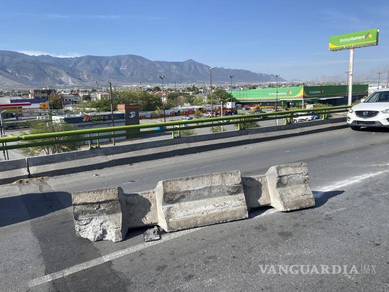$!Una ballena de concreto quedó atravesada en los carriles contrarios tras el impacto.