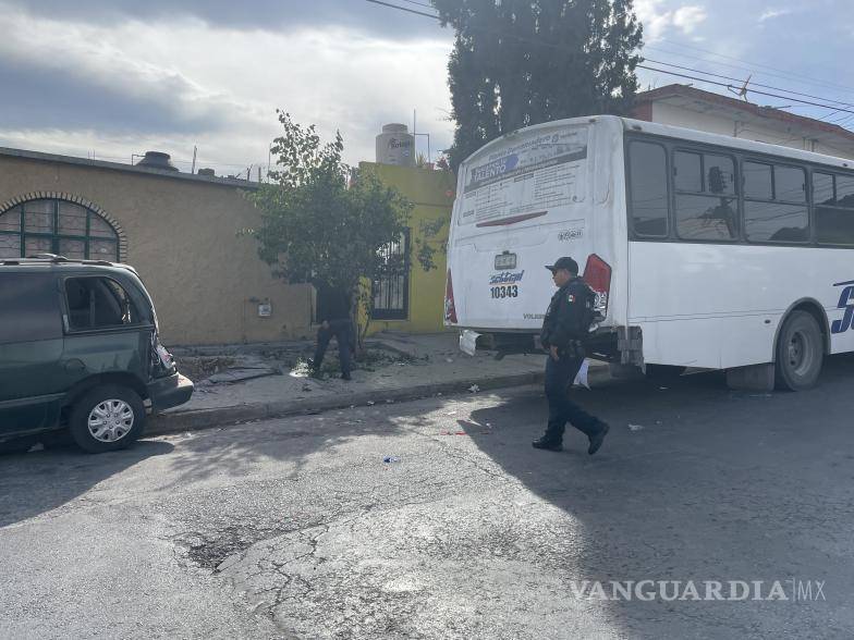 $!El camión finalizó su marcha al impactar con un árbol y contra la puerta de un domicilio.