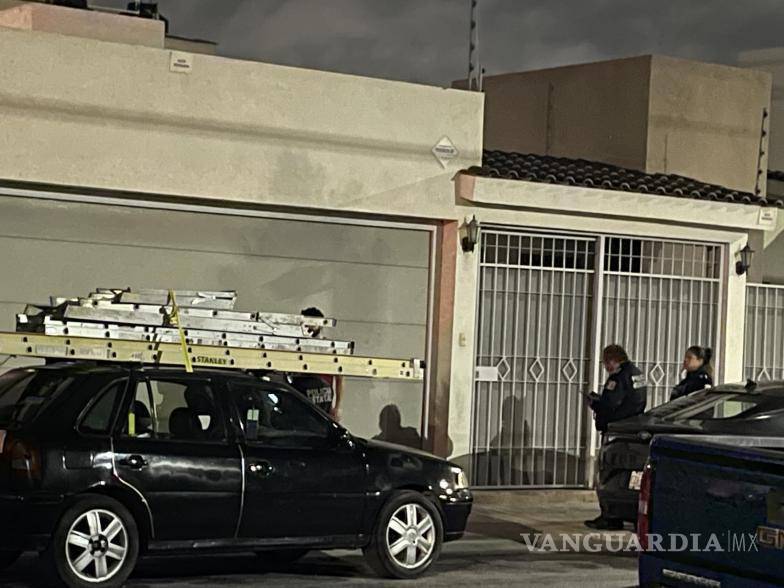 $!Personal de Servicios Periciales recabó indicios al interior de la vivienda ubicada al norte de Saltillo.