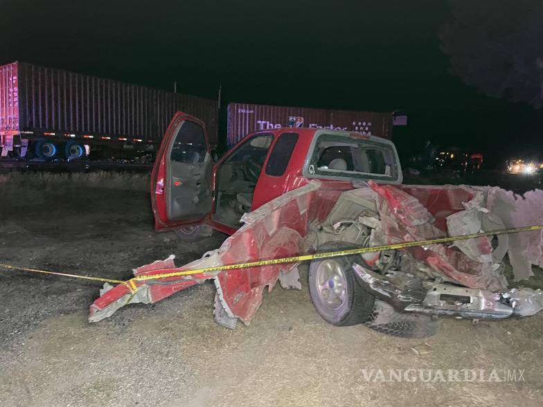 $!La camioneta Ford Lobo quedó fuera del camino después del primer impacto.