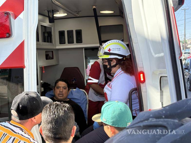 $!Paramédicos de la Cruz Roja brindaron los primeros auxilios a Joel Óscar tras el fuerte impacto contra el pavimento.