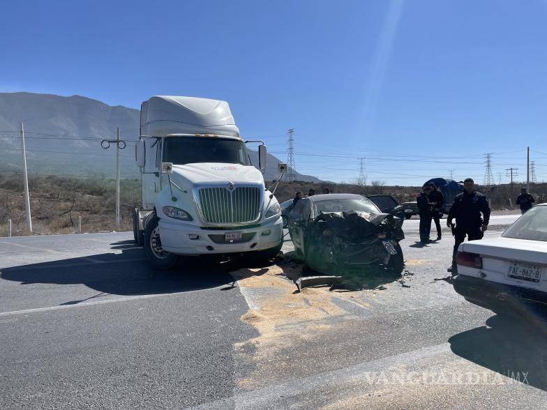 $!Elementos de la policía municipal de Saltillo acudieron en apoyo y realizar labor de abanderamiento en el carril que va de Saltillo rumbo a Concepción del Oro.