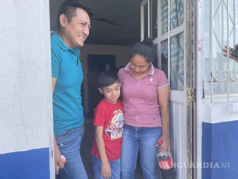 $!La familia del pequeño se mostró contenta por los regalos recibidos.