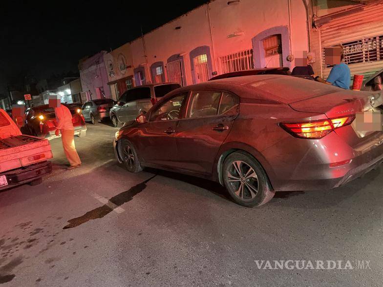 $!Ambos conductores discutieron sobre la responsabilidad del accidente en el cruce de Castelar y Matamoros.