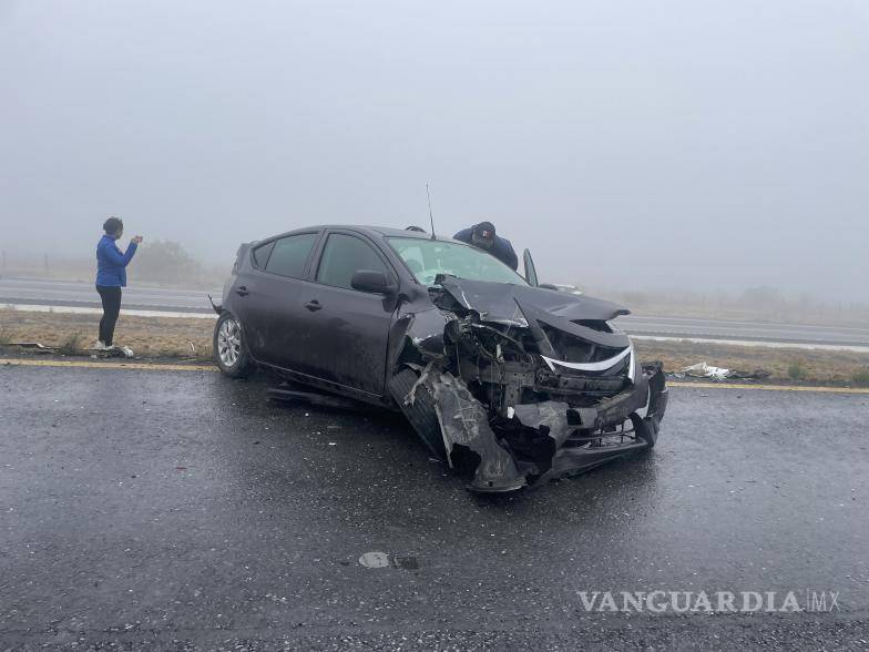 $!Autoridades de Bomberos de Arteaga y Caminos y Puentes Federales (Capufe) trabajaron para atender a los lesionados, asegurar el área y retirar los vehículos, garantizando la seguridad de los automovilistas mientras se restablecía la circulación.
