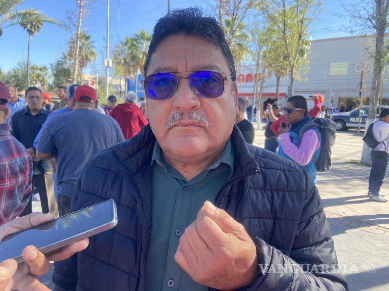 $!Alfredo Reyna, ex trabajador de AHMSA, fue uno de los voceros de los obreros durante la reunión en Monclova, exigiendo un pago justo.