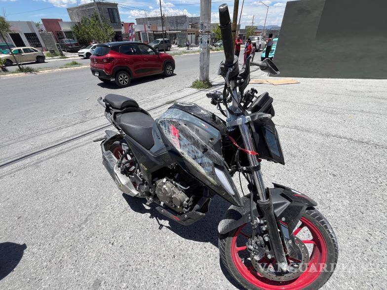 $!Tras el impacto, el motociclista terminó estrellándose contra árboles del camellón central del bulevar Misión Santa Lucía.