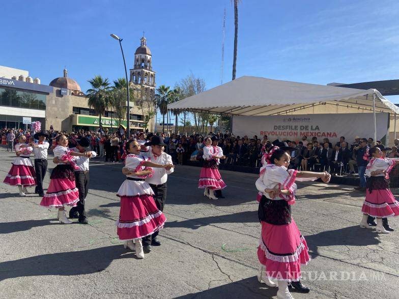 $!Danzas folclóricas engalanaron el desfile conmemorativo de la Revolución Mexicana en Monclova.Contingentes