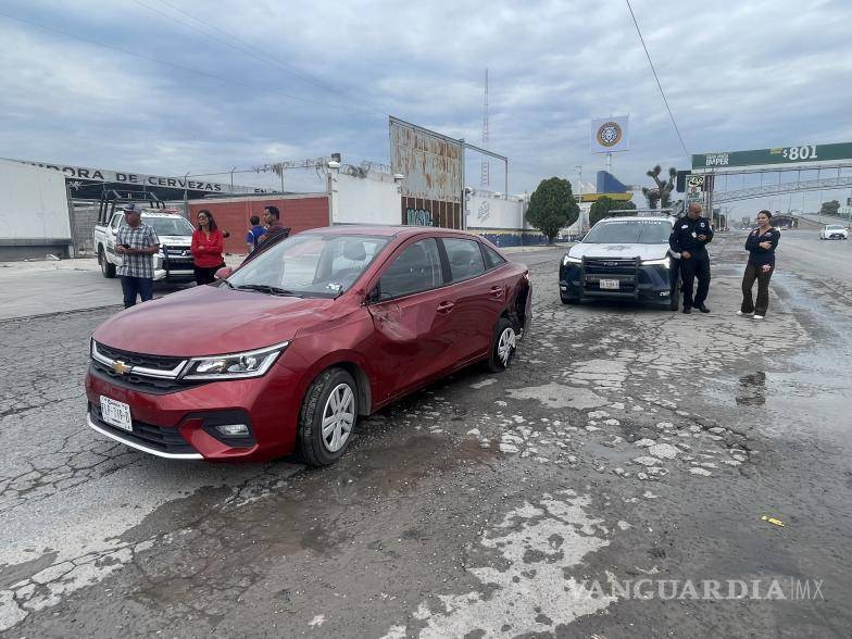 $!El Chevrolet Aveo resultó afectado luego de ser impactado por la camioneta que perdió el control.