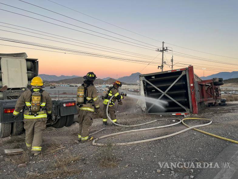 $!El personal de emergencia trabajo para controlar el riesgo de explosión.