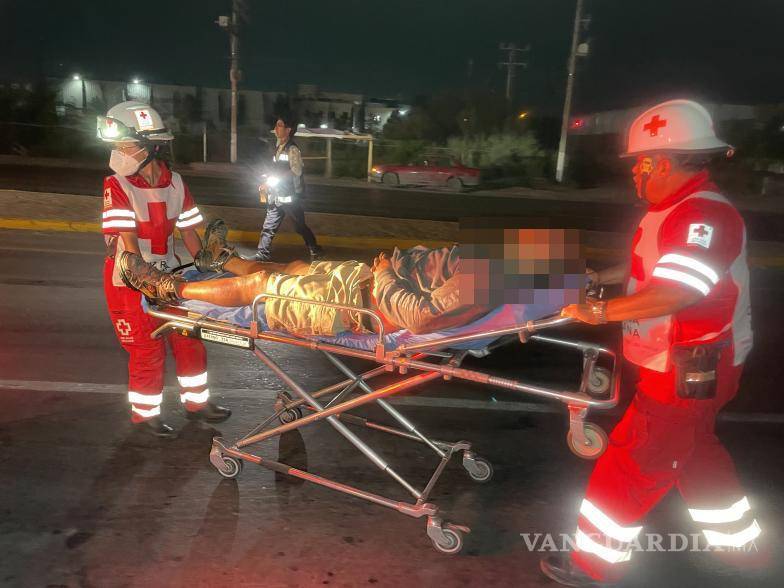 $!Elementos de auxilio de la Cruz Roja atendieron a los motociclistas Vicente y Rogelio, quienes resultaron heridos tras derrapar sobre el combustible regado en la vialidad al sur de la ciudad.