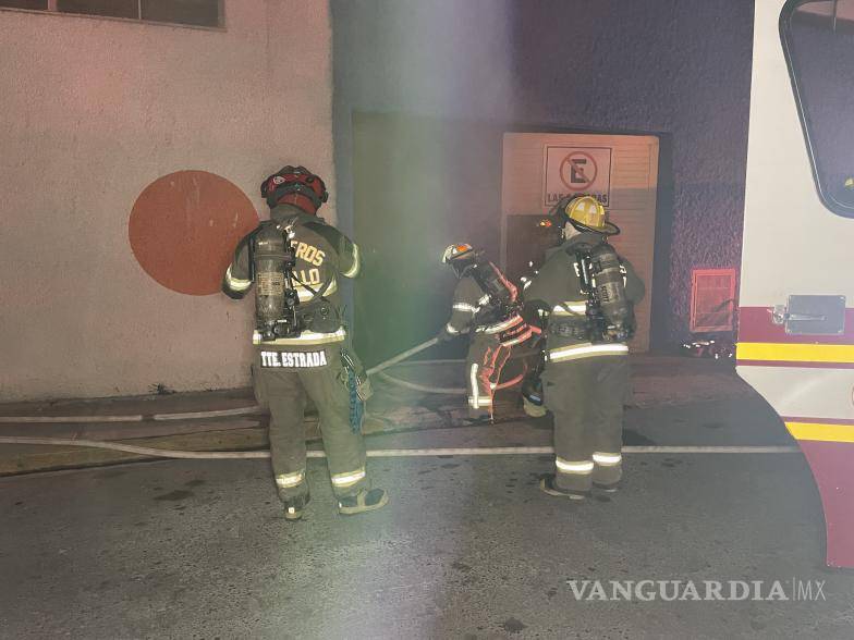 $!Cerca de 20 elementos del cuerpo de bomberos trabajaron para controlar el incendio en el céntrico plantel educativo.