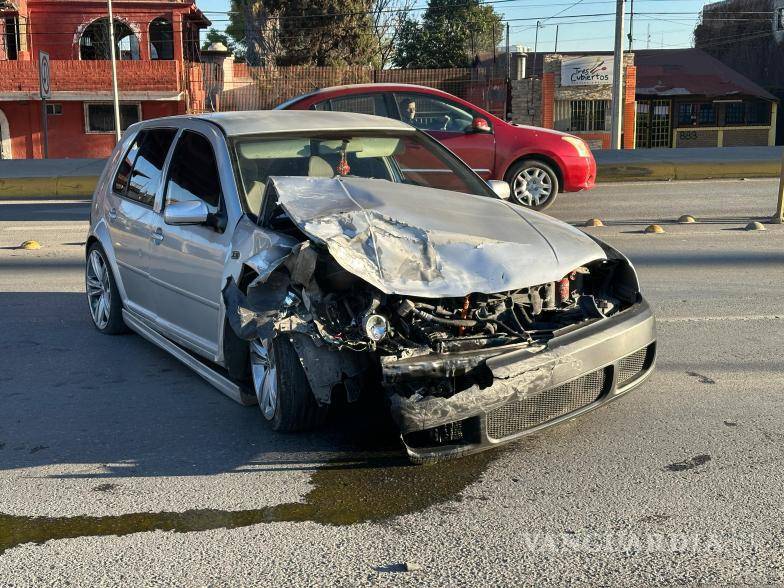 $!El Volkswagen Golf resultó afectado luego de que le fuera cortado el derecho de paso.