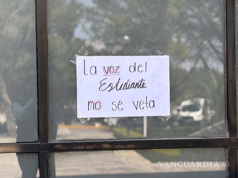 $!En los cristales del edificio se colocó un mensaje que señalaba que la voz del estudiante no se veta.
