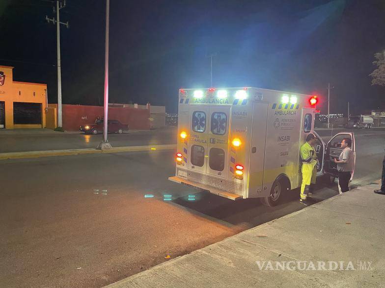 $!La mujer fue trasladada en ambulancia.