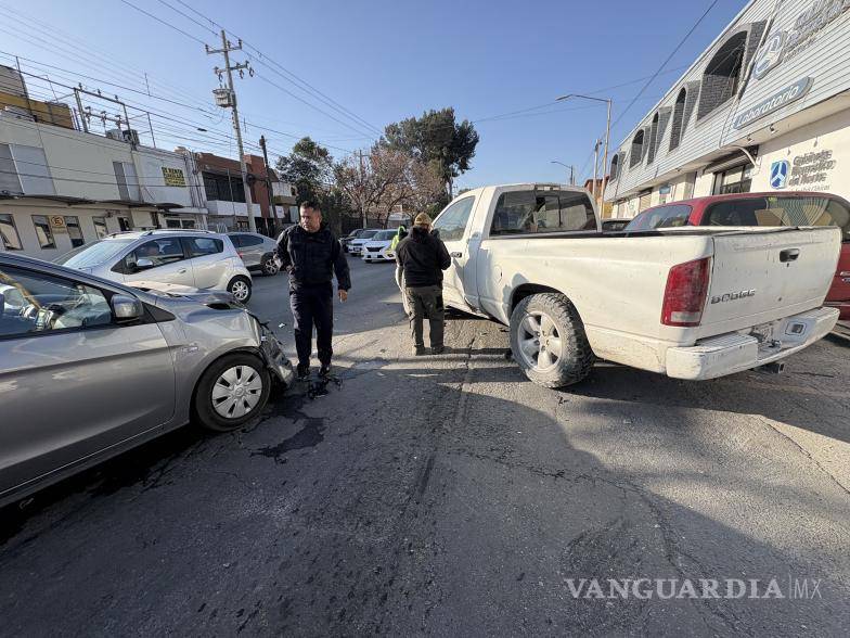$!La camioneta RAM 2500 quedó con daños en un costado tras el choque en pleno centro.