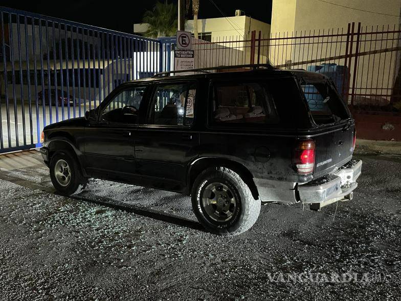 $!Saltillo: tras persecución, dos sujetos bajan a joven de su camioneta y lo dejan malherido