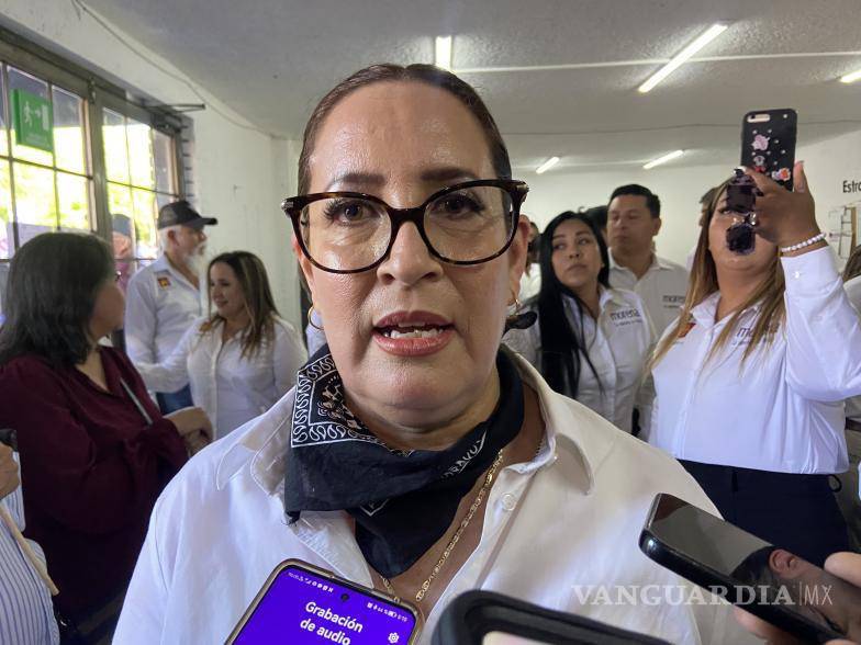 $!Claudia Garza del Toro, candidata a la alcaldía de Monclova por Morena, llegó al Instituto Electoral de Coahuila junto a un grupo de seguidores para formalizar su registro.
