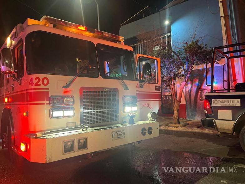 $!La rápida intervención de los cuerpos de emergencia permitió contener el incendio durante la madrugada, evitando afectaciones a viviendas cercanas y protegiendo a las familias que habitan en el sector.
