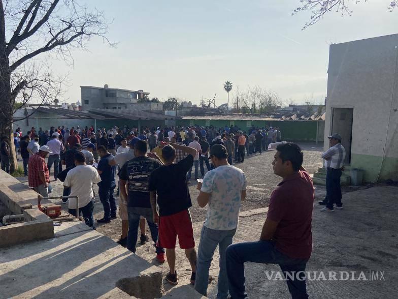 $!Los trabajadores hicieron de la paciencia su mayor virtud, para cobrar el dinero que tanta falta les hace.