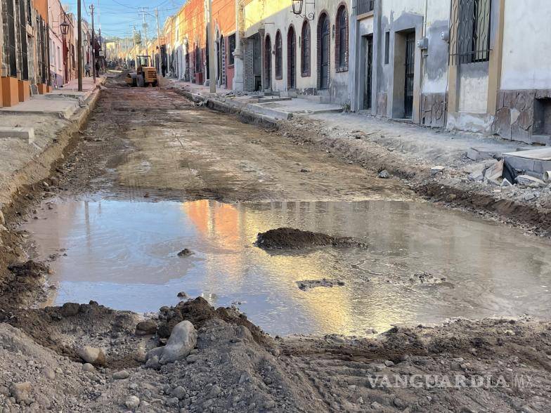 $!Vecinos de la calle General Victoriano Cepeda enfrentan dificultades de tránsito debido a las obras de recarpeteo en el centro de Saltillo.