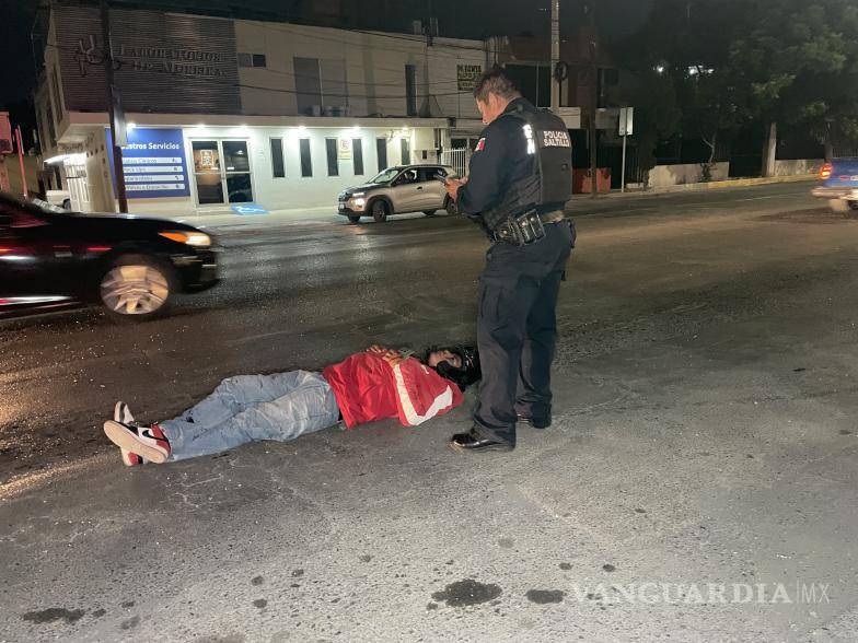 $!La presunta imprudencia de un trabajador del volante derivó en un aparatoso accidente vial en pleno centro de la ciudad, dejando a un repartidor lesionado cuando se dirigía a entregar alimentos.