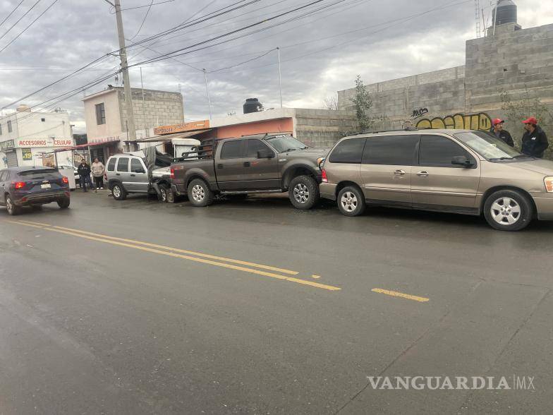 $!Daños materiales tras el choque, incluyendo dos vehículos estacionados cerca del puesto de barbacoa.